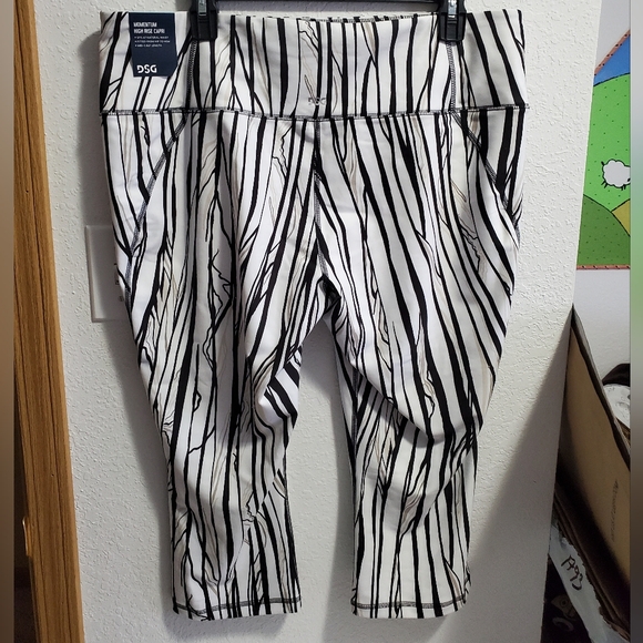 DSG Momentum High Rise Capri, XXL - Picture 2 of 6